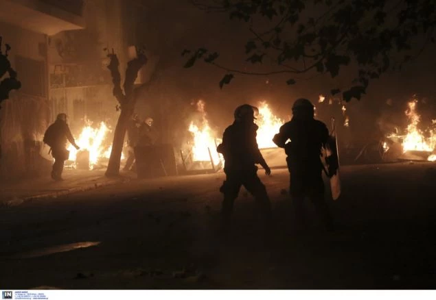 ΕΚΤΑΚΤΟ: Τραυματίας στην πλατεία Εξαρχείων – Πληροφορίες ότι πρόκειται για παιδί